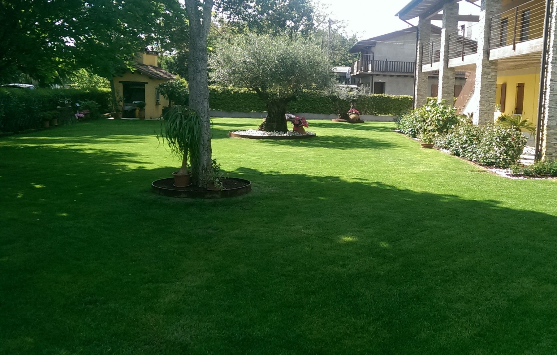 We provide landscaping<br />
services since 1978
